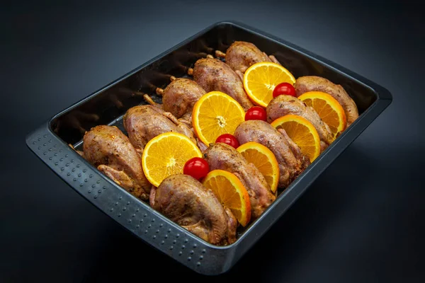 Carcasas Frescas Codorniz Antes Cocinar Una Naranja Con Tomates Perejil —  Fotos de Stock