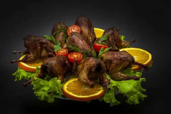 Carcasas Frescas Codorniz Antes Cocinar Una Naranja Con Tomates Perejil —  Fotos de Stock