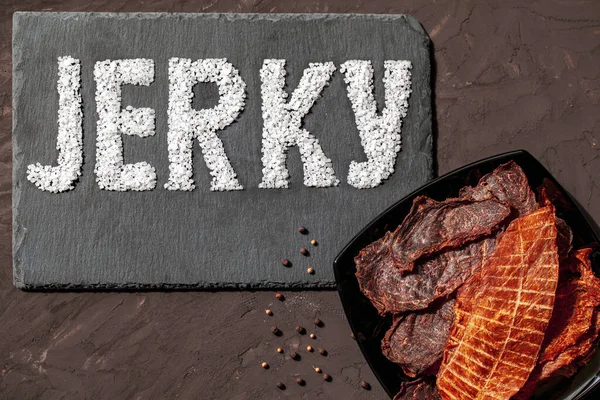 Carne Res Pollo Pavo Jerky Plato Sobre Fondo Negro Inscripción —  Fotos de Stock