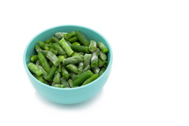 Bir tabak donmuş sebze, kuşkonmaz, beyaz arka planda izole edilmiş.