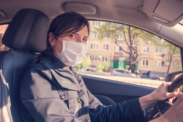 Wanita Muda Kecantikan Dalam Topeng Medis Mengendarai Mobil Kota Kehidupan — Stok Foto