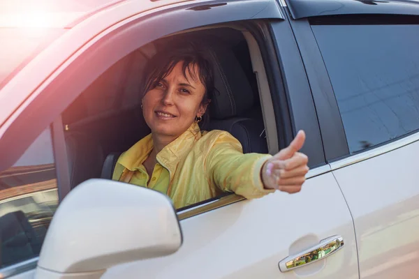 Aquisição Carro Novo Menina Bonita Feliz Dirigindo Carro Mostrando Polegar — Fotografia de Stock