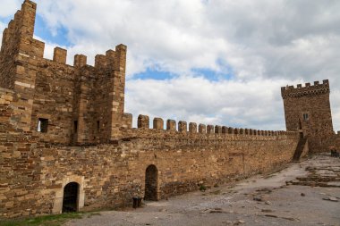 İki kişilik akşam yemeği, karides salatası yapraklı ton balığı sepeti.