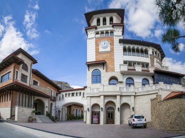 Kırım, Ukrayna - 14 Ekim 2017: Soldaya Grand Hotel & Resort, Ceneviz Kalesi - Sudak Kalesi, panoramik