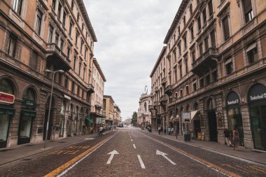 Verona, İtalya, 29 Temmuz 2019: Boş şehir sokakları, salgın sırasında trafik eksikliği