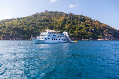  Phuket, Racha adası, Tayland - 10 Aralık 2019: Racha Raya adası, sürat teknesi Racha veya Raya adasına bir grup turizm gezisi gerçekleştirdi. 