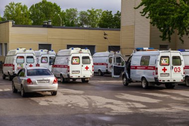 Rostov-on-Don, Rusya, 9 Mayıs 2020: Rostov-on-Don 'daki acil servis hastanesi, Coronavirus' taki hastalarla dolu yığınla ambulans hastanenin yakınına park edilmiş. 