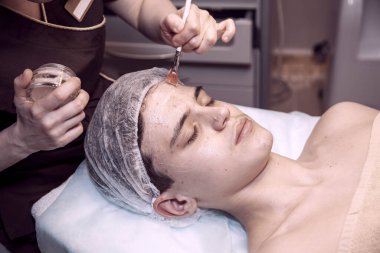 Yüz bakımı, sivilce sorunu, kozmetoloji, genç bir çocuğun yüz bakımı, kaslı..