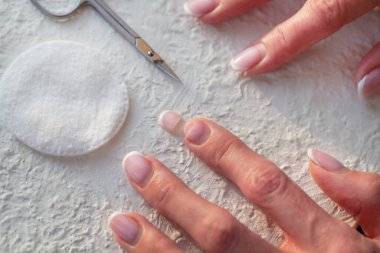 Kırık tırnaklar, manikür jeli cilası, pagdemi döneminde kapalı güzellik salonları.