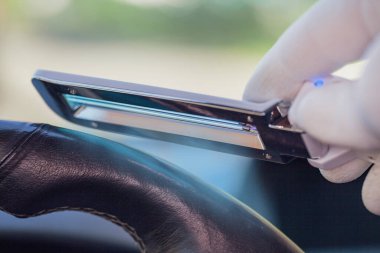 Dezenfekte cihazı kullanarak direksiyonun dezenfekte edilmesi, Covid-19 enfeksiyonunu önler.