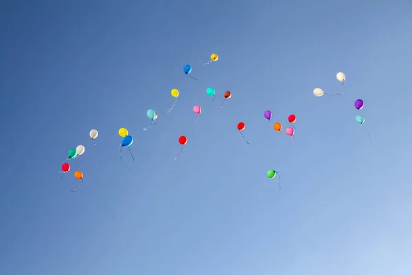 Balões Coloridos Voando Céu Azul — Fotografia de Stock