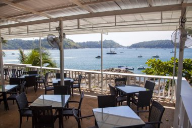 Phuket, Tayland-12 Haziran 2019: Tayland 'daki restoranlara ziyaretçi eksikliği, kafelerdeki boş masalar