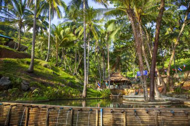 Phuket, Tayland, 7 Aralık 2019 Nui plajı veya Phuket 'teki gizli cennet plajı deniz zümrüt yeşilidir.