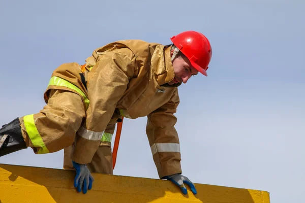 ナディム ロシア 4月27 2017 特別なスーツを着たプロの消防士が障壁を飛び越えます — ストック写真