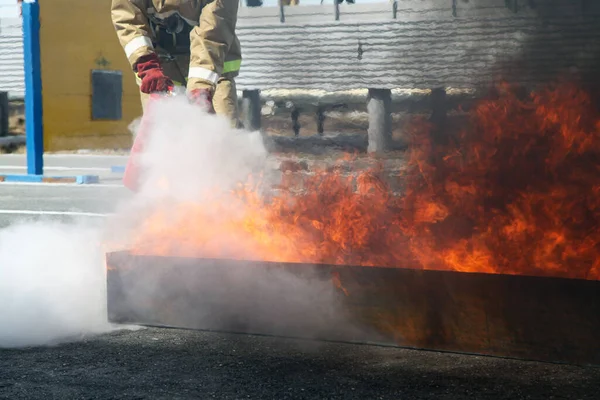 Apagando Gran Incendio Bombero Profesional Con Traje Especial Apaga Fuego — Foto de Stock