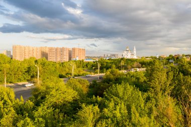 Rostov-on-Don hava görüntüsü. Rostov şehrinin, Don, Voroshilovsky Bölgesi Panoraması, Kutsal Iversky Nunnery 'deki Hayat Veren Üçleme Kilisesi. 