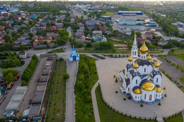 Rostov-on-Don hava görüntüsü. Rostov şehrinin, Don, Voroshilovsky Bölgesi Panoraması, Kutsal Iversky Nunnery 'deki Hayat Veren Üçleme Kilisesi. 