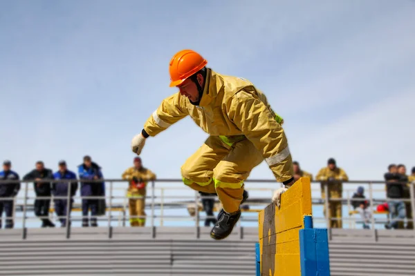 Nadym Russia April 2017 Professional Fireman Special Suit Jumps Barrier — Stock Photo, Image