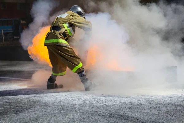 Professional Fireman Special Suit Jumps Barrier Regional Fire Fighting Training — Stock Photo, Image