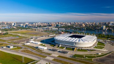 Rusya, Rostov-on-Don, 25 Mayıs 2020: Rostov-on-Don 'un merkezi kısmının panoramik görüntüsü. Stadyum, hava manzarası, Don nehri..