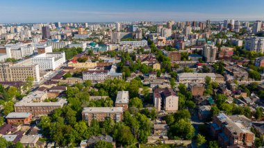 Rusya, Rostov-on-Don, 25 Mayıs 2020: Rostov-on-Don 'un merkez kısmının panoramik görüntüsü, hava manzarası, Don nehri.