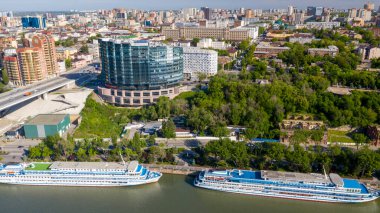 Rusya, Rostov-on-Don, 25 Mayıs 2020: Rostov-on-Don 'un merkezi kısmının panoramik görüntüsü. Stadyum, hava manzarası, Don nehri..