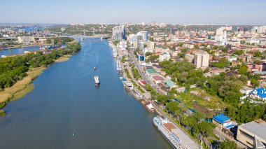 Rusya, Rostov-on-Don, 25 Mayıs 2020: Rostov-on-Don 'un merkez kısmının panoramik görüntüsü, hava manzarası, Don nehri.