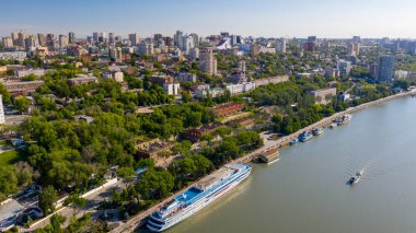 Rusya, Rostov-on-Don, 25 Mayıs 2020: Rostov-on-Don 'un merkez kısmının panoramik görüntüsü, hava manzarası, Don nehri.