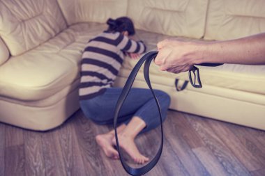 Dünya Kadınlara Karşı Şiddet Günü, koca karısını dövüyor. Fiziksel tacize uğramış bir kadın, bir erkekte bir eş yetiştirdiği için bir zincir tutar.