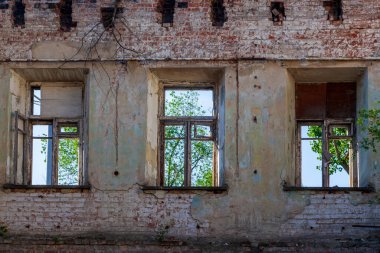 Harabe bina, camsız ahşap pencereler.,