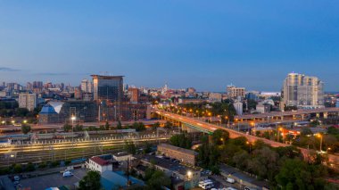 Rostov-on-Don, Rusya, 26 Mayıs 2020 Rostov-on-Don hava görüntüsü. Stachki Bulvarı 'ndaki otomobil köprüsüne bakan Don' daki Rostov şehrinin gece manzarası.