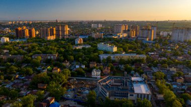 Rostov-on-Don hava görüntüsü. Rostov şehrinin Don 'daki panoraması, yeni apartmanlar inşa ediliyor.