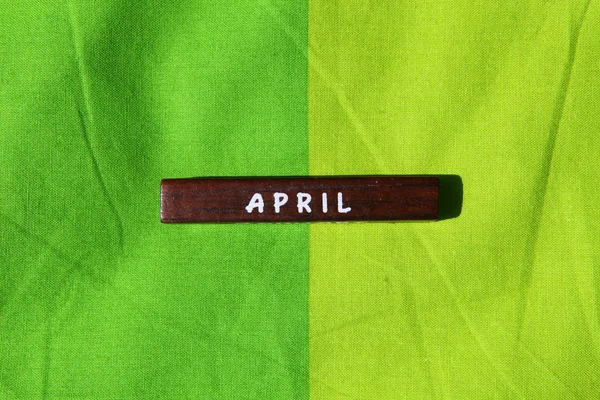 Cubo de madeira com o nome do mês. Abril — Fotografia de Stock