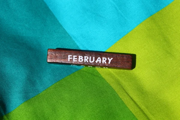 Cubo de madeira com o nome do mês. Fevereiro — Fotografia de Stock