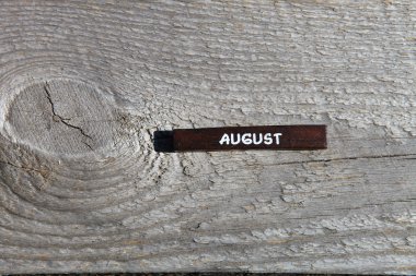 Eski tahta ayın adıyla tahta küp. Ağustos