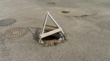 Kanalizasyon kapağı şehir