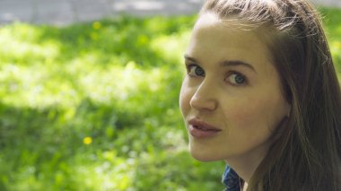 Genç düşünme kız parkta