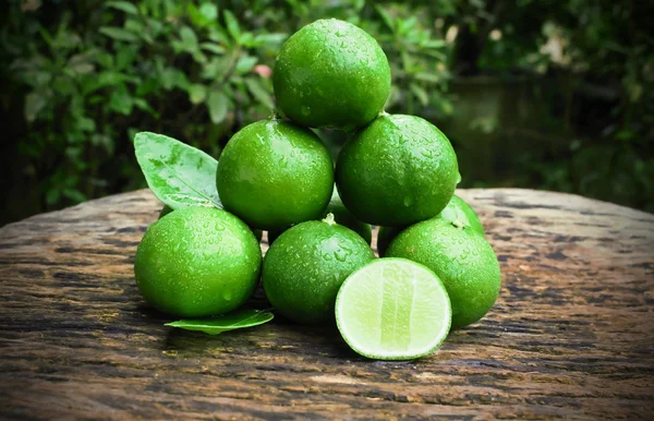 Lemon dengan daun hijau di kayu  . — Stok Foto