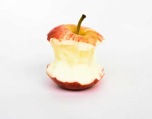 Красное яблоко, съеденное до основания, на белом  . — стоковое фото