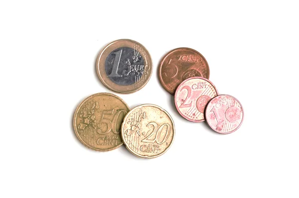 Monedas en euros sobre fondo blanco, fondo abstracto al dinero y concepto de ahorro . — Foto de Stock