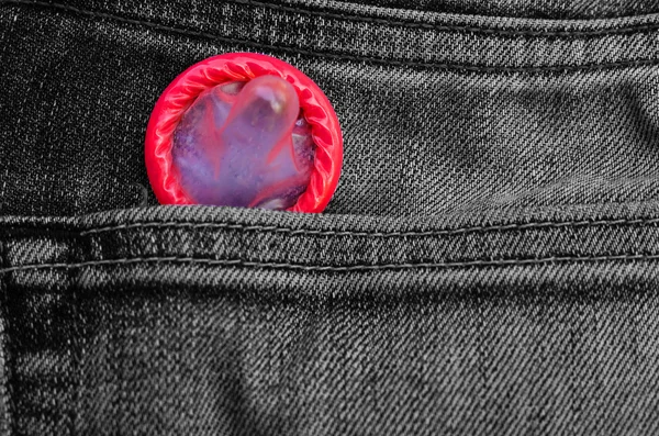 Prezerwatywy wgląd się z kieszeni jeansów. — Zdjęcie stockowe
