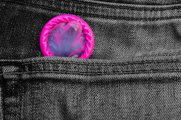 Prezerwatywy wgląd się z kieszeni jeansów. — Zdjęcie stockowe