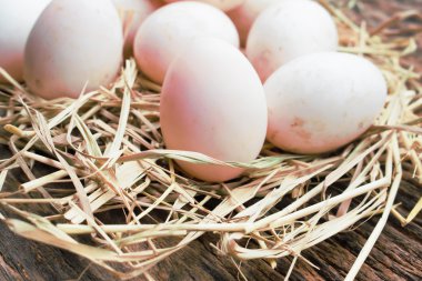 Tahta arka planda yumurtalar