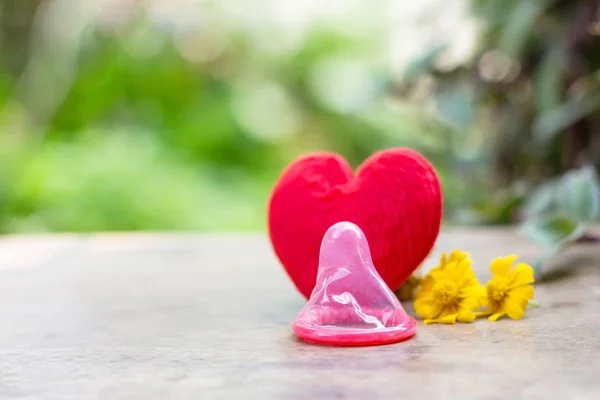 Walentynki Serca Czerwone Kształty Prezerwatywy Zewnątrz Ciąg — Zdjęcie stockowe