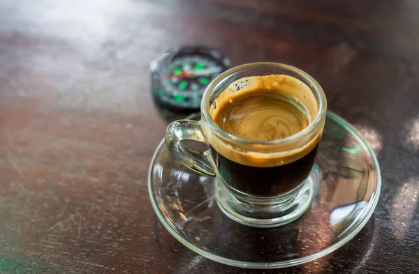 Secangkir Kopi Espresso Pada Latar Belakang Kayu Meja — Stok Foto