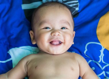 Asyalı yeni doğmuş bebek komik.