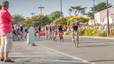 bisikletçiler düz bir yol bisikleti yarışı için
