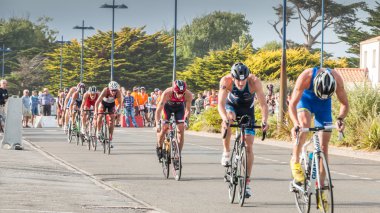 bisikletçiler düz bir yol bisikleti yarışı için