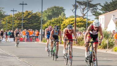 bisikletçiler düz bir yol bisikleti yarışı için