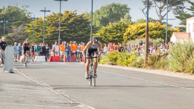 bisikletçiler düz bir yol bisikleti yarışı için
